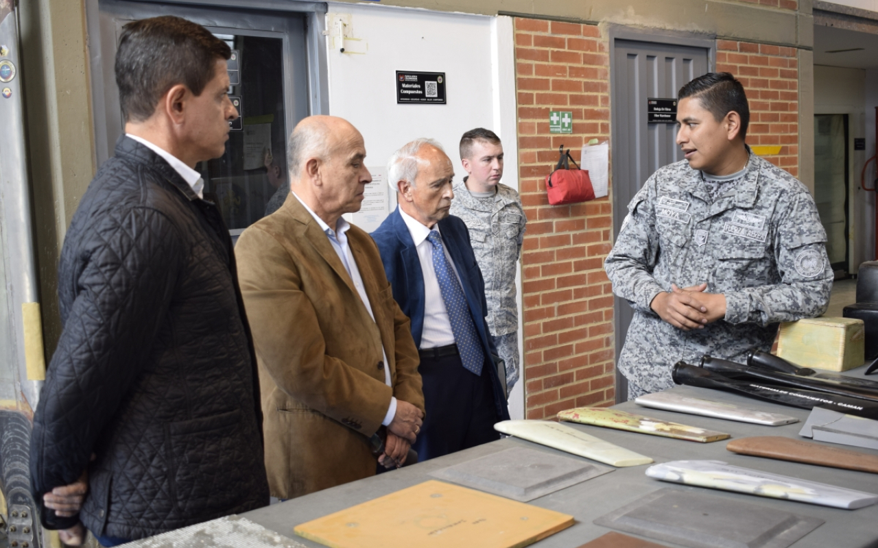 Excomandantes visitan las instalaciones del Comando Aéreo de Mantenimiento