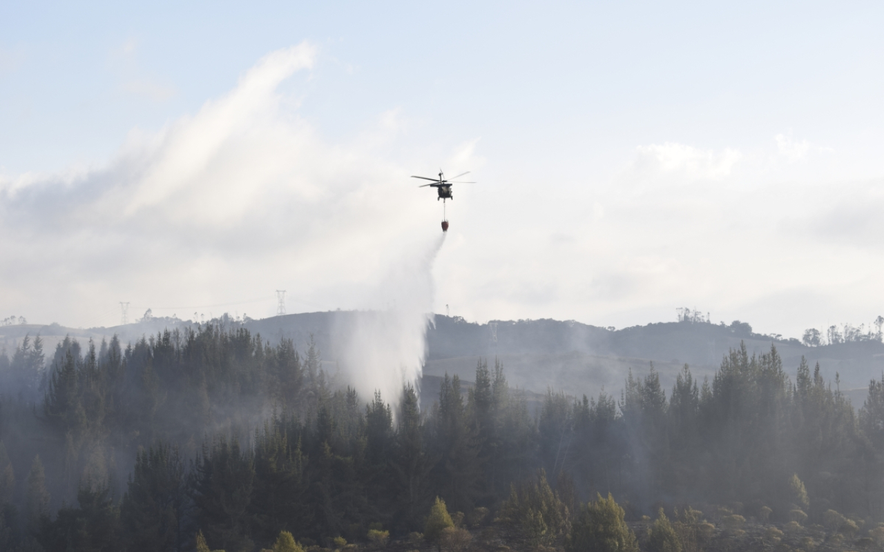 Fuerza Aérea Colombiana despliega esfuerzos para combatir incendio en Parque Arqueológico de Bojacá
