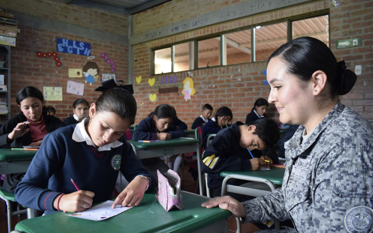 Estudiantes de la zona rural de Cundinamarca expresan su gratitud a los soldados Estudiantes de la zona rural de Cundinamarca expresan su gratitud a los soldados