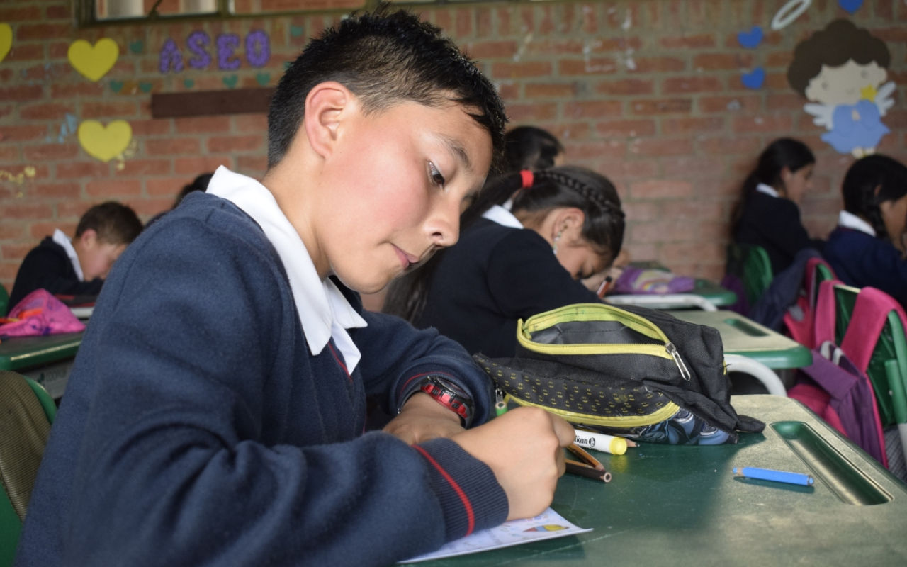 Estudiantes de la zona rural de Cundinamarca expresan su gratitud a los soldados Estudiantes de la zona rural de Cundinamarca expresan su gratitud a los soldados