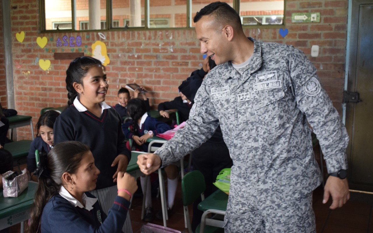 Estudiantes de la zona rural de Cundinamarca expresan su gratitud a los soldados