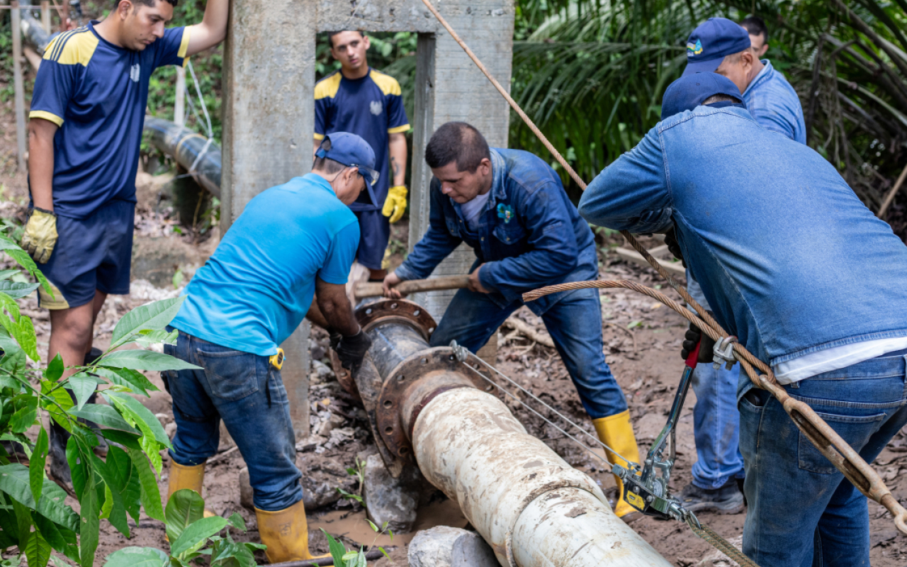 Fuerza Aérea apoya para restablecer servicio de agua potable en el municipio de Puerto Salgar