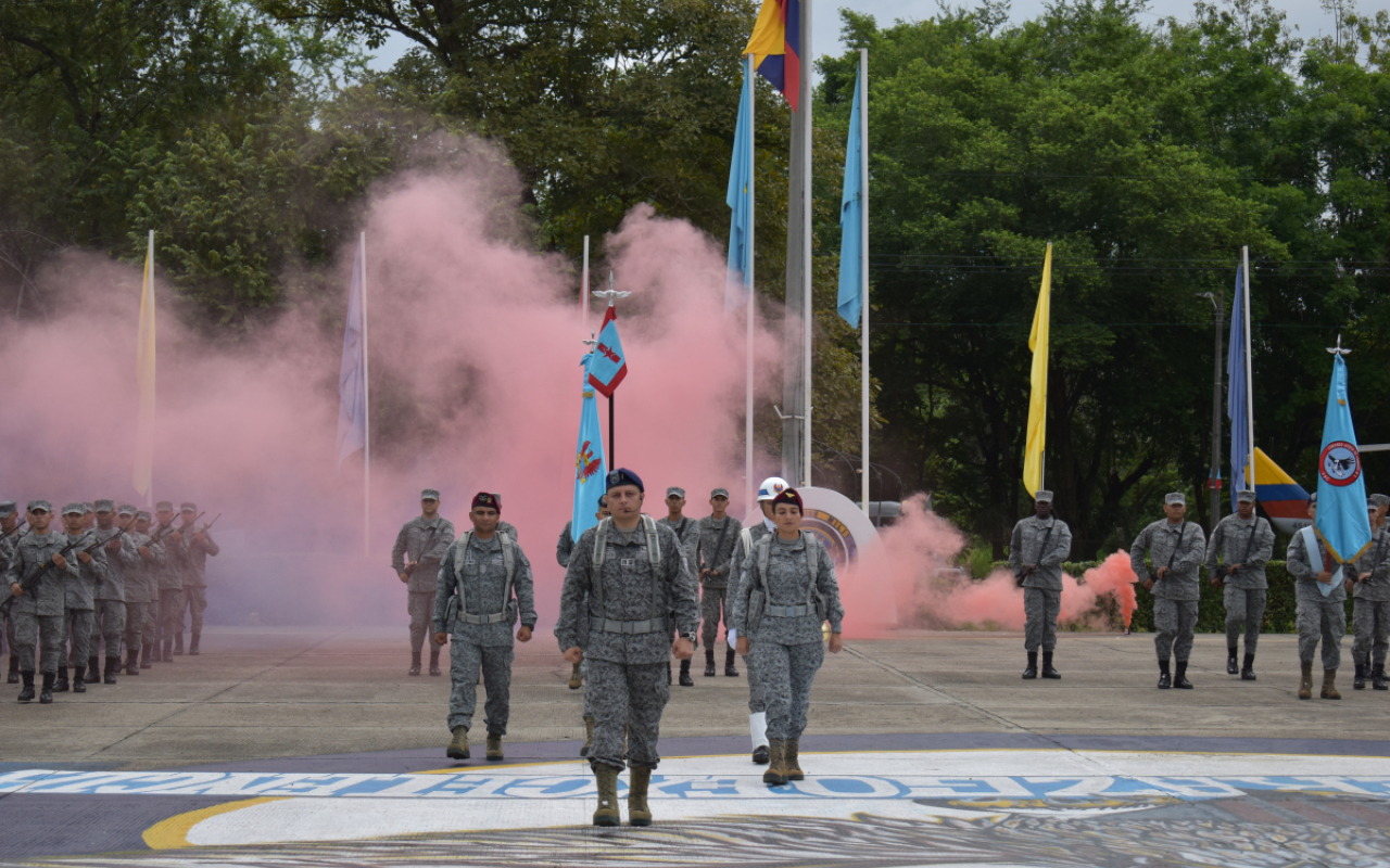 Graduación del primer curso de Soldados Profesionales de su Fuerza Aeroespacial Colombiana