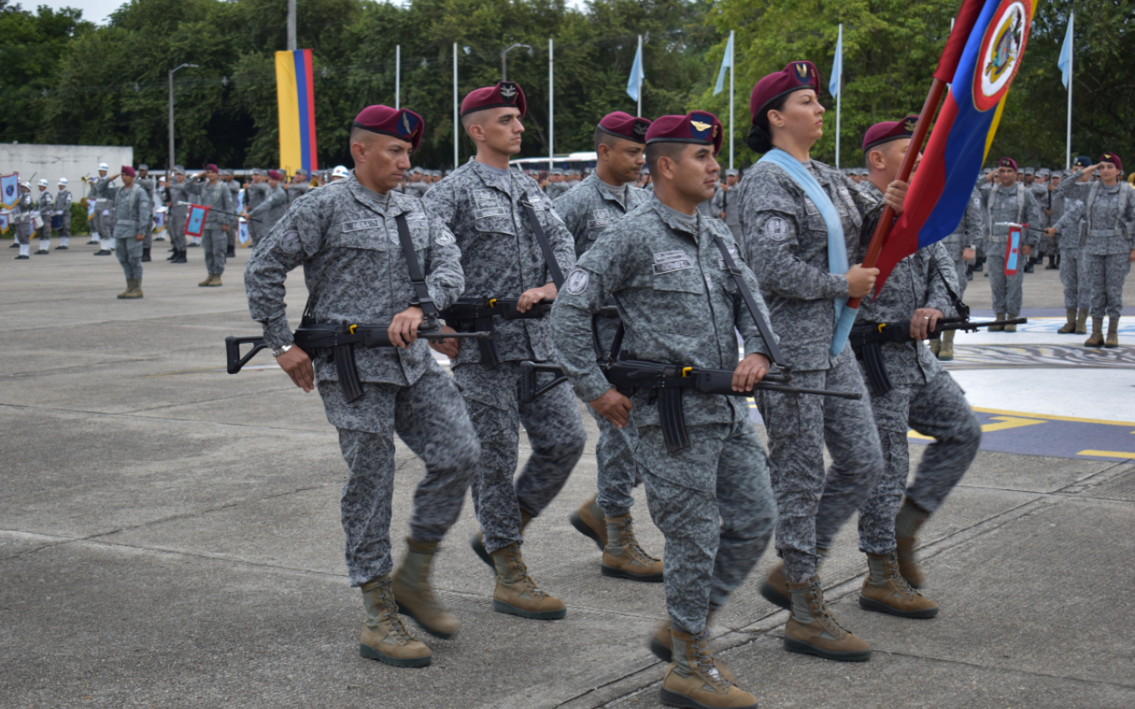 Graduación del primer curso de Soldados Profesionales de su Fuerza Aeroespacial Colombiana