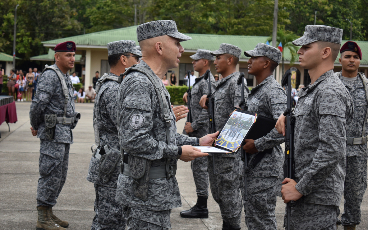 Graduación del primer curso de Soldados Profesionales de su Fuerza Aeroespacial Colombiana