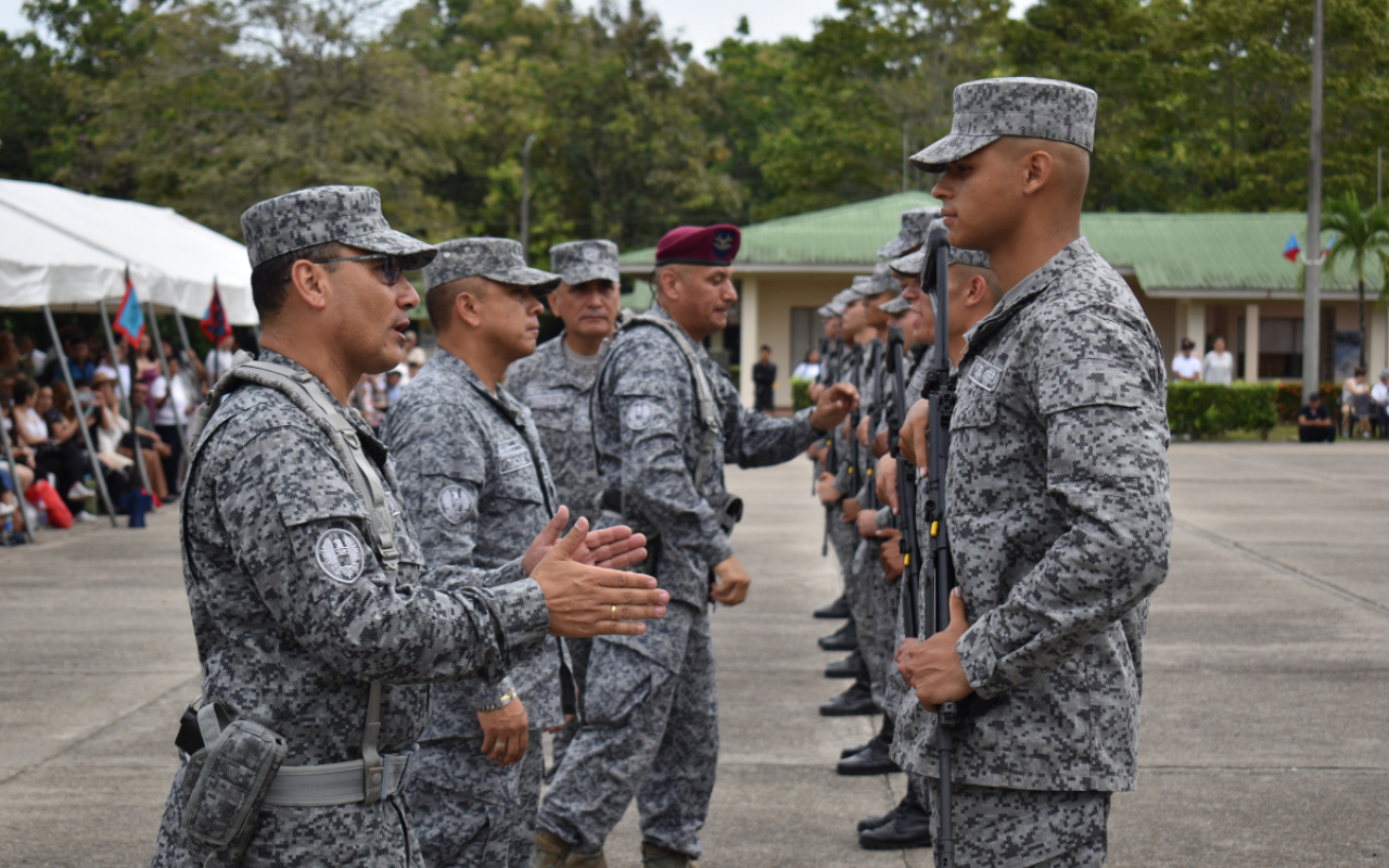 Graduación del primer curso de Soldados Profesionales de su Fuerza Aeroespacial Colombiana