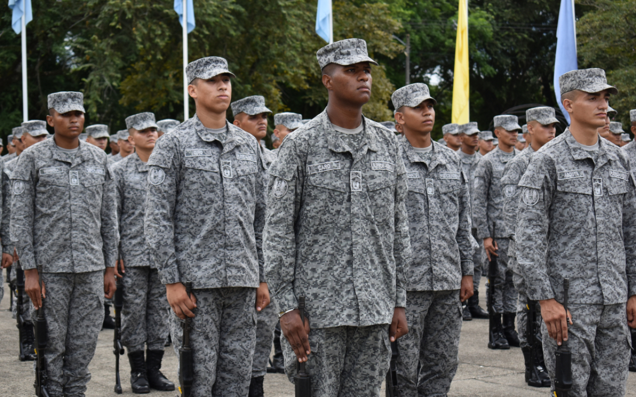 Graduación del primer curso de Soldados Profesionales de su Fuerza Aeroespacial Colombiana