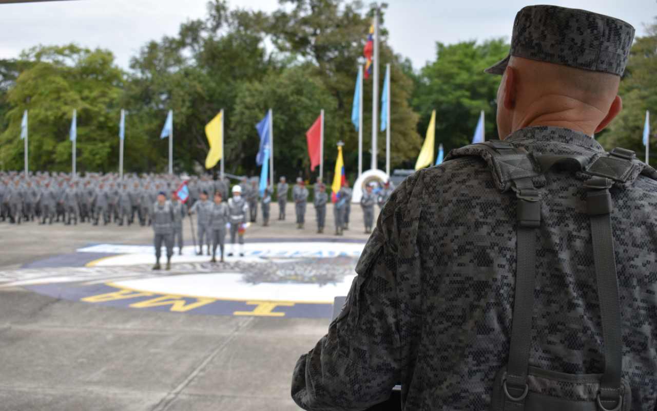 Graduación del primer curso de Soldados Profesionales de su Fuerza Aeroespacial Colombiana