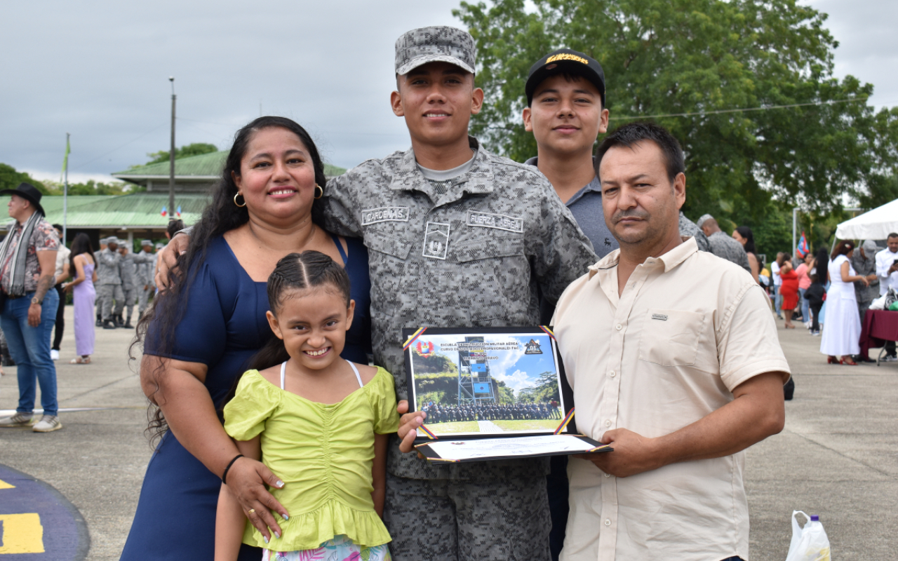 Graduación del primer curso de Soldados Profesionales de su Fuerza Aeroespacial Colombiana