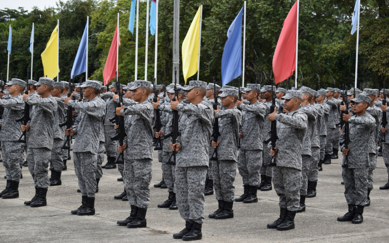 Graduación del primer curso de Soldados Profesionales de su Fuerza Aeroespacial Colombiana