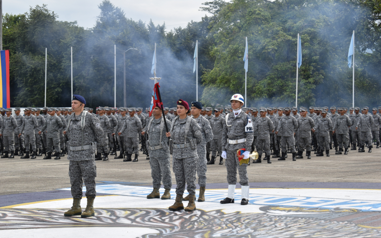Graduación del primer curso de Soldados Profesionales de su Fuerza Aeroespacial Colombiana