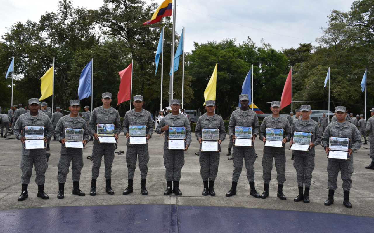 Graduación del primer curso de Soldados Profesionales de su Fuerza Aeroespacial Colombiana