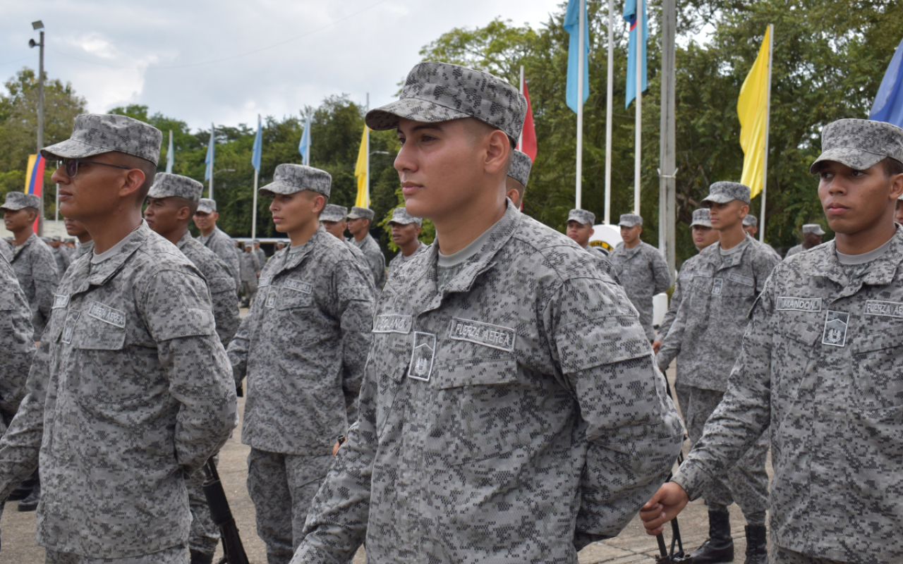 Graduación del primer curso de Soldados Profesionales de su Fuerza Aeroespacial Colombiana