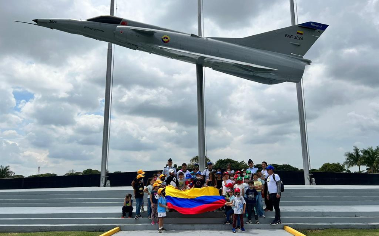 Niñas y niños visitan la Base Aérea en Cali, con motivo de la semana patria