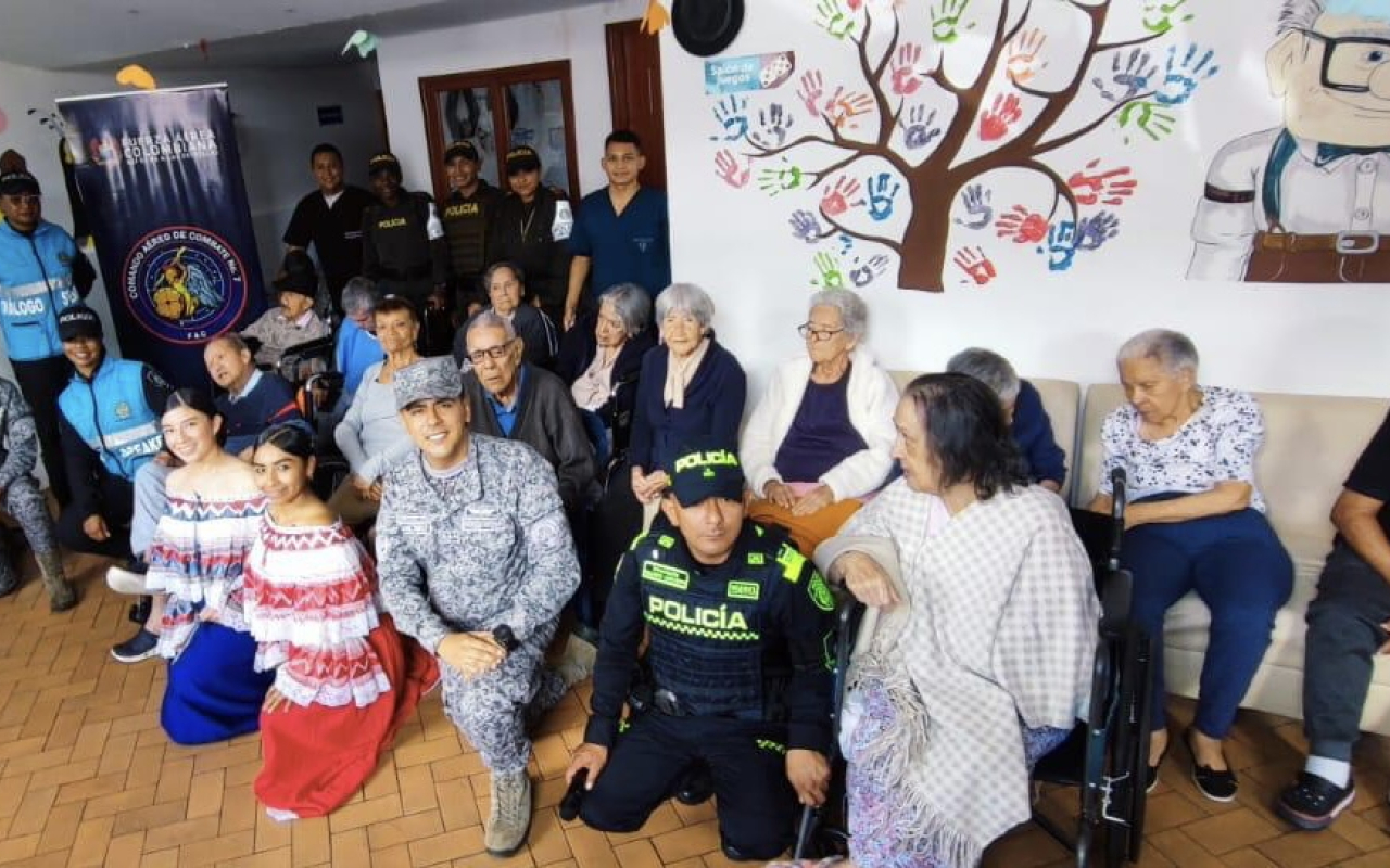 Abuelitos de Popayán disfrutaron de diferentes actividades desarrolladas por su Fuerza Aérea y la Policía Nacional