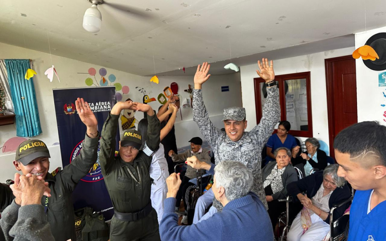 Abuelitos de Popayán disfrutaron de diferentes actividades desarrolladas por su Fuerza Aérea y la Policía Nacional