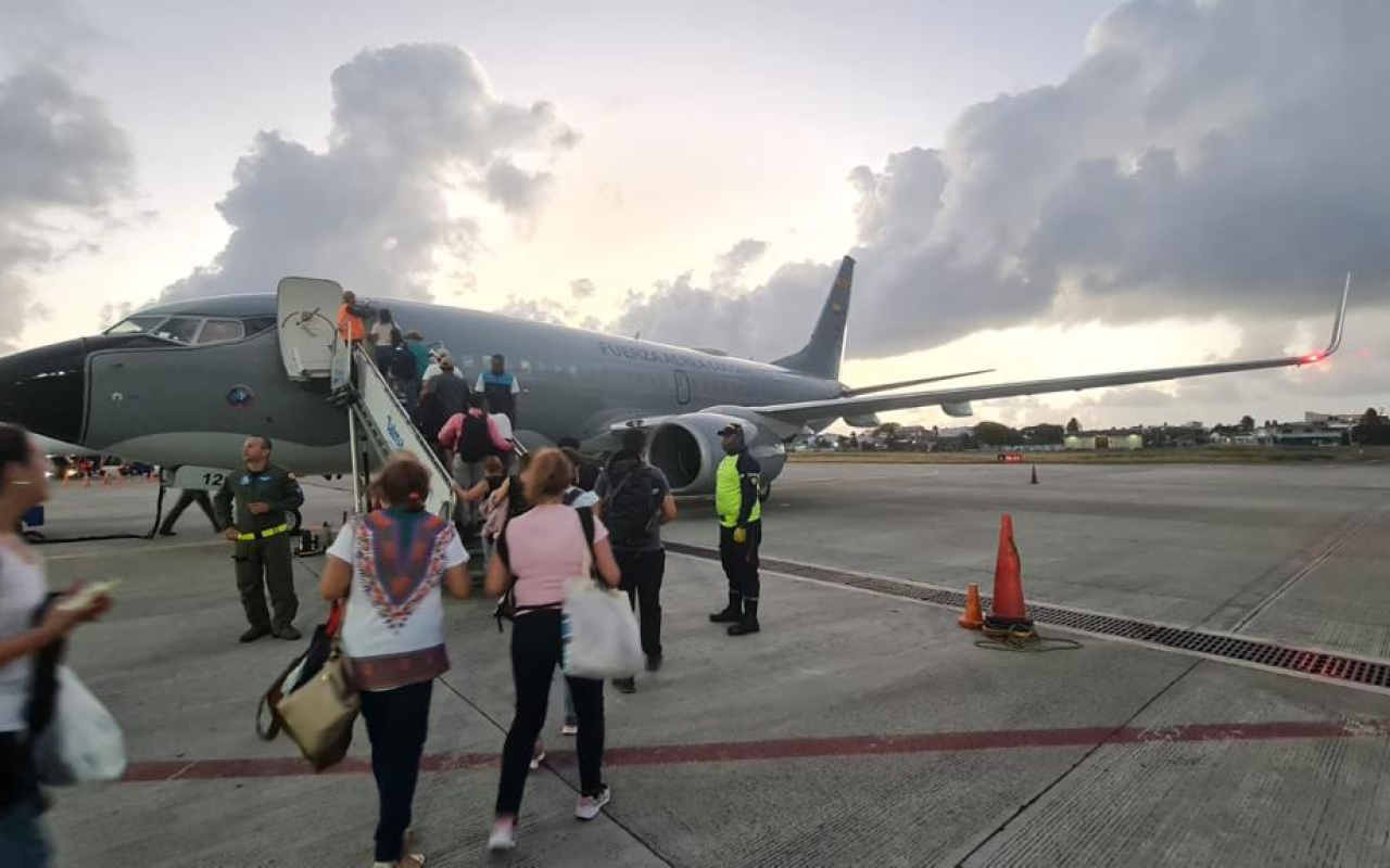 En misión humanitaria Fuerza Aérea moviliza a más de 260 personas desde San Andrés y Cartagena