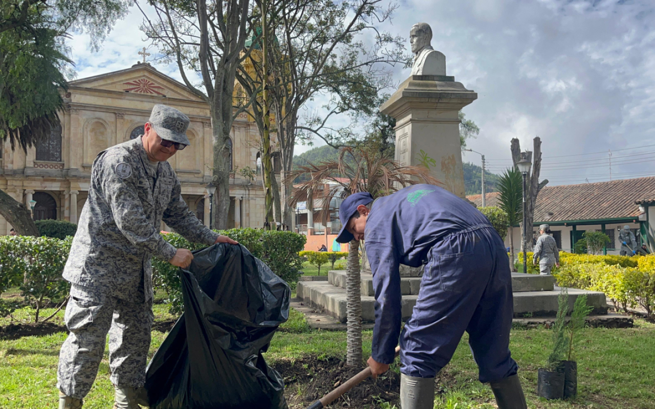 Aportando a un Madrid más verde y limpio su Fuerza Aérea Colombiana “Adopta un Parque”