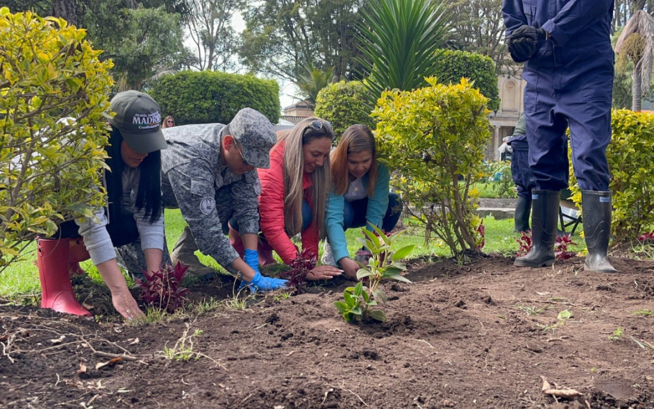 Aportando a un Madrid más verde y limpio su Fuerza Aérea Colombiana “Adopta un Parque”