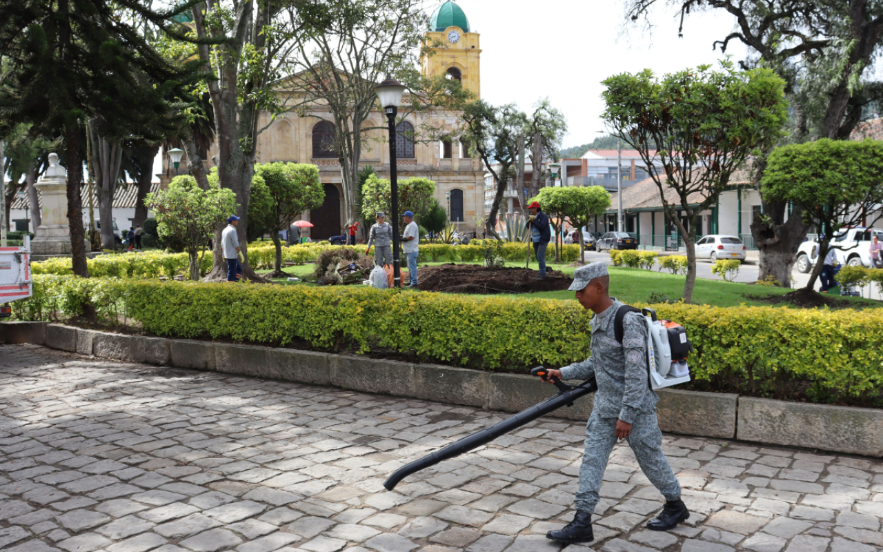 Aportando a un Madrid más verde y limpio su Fuerza Aérea Colombiana “Adopta un Parque”