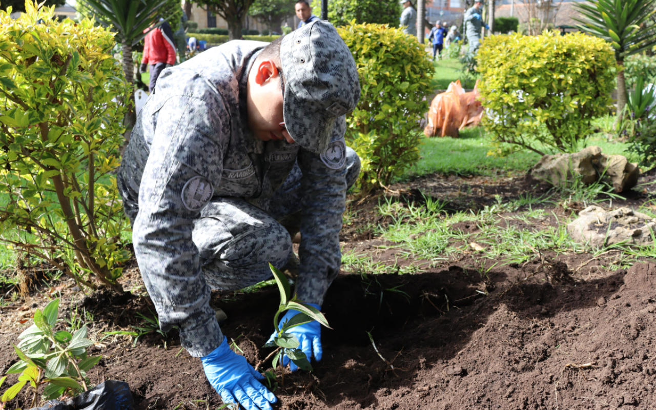 Aportando a un Madrid más verde y limpio su Fuerza Aérea Colombiana “Adopta un Parque”