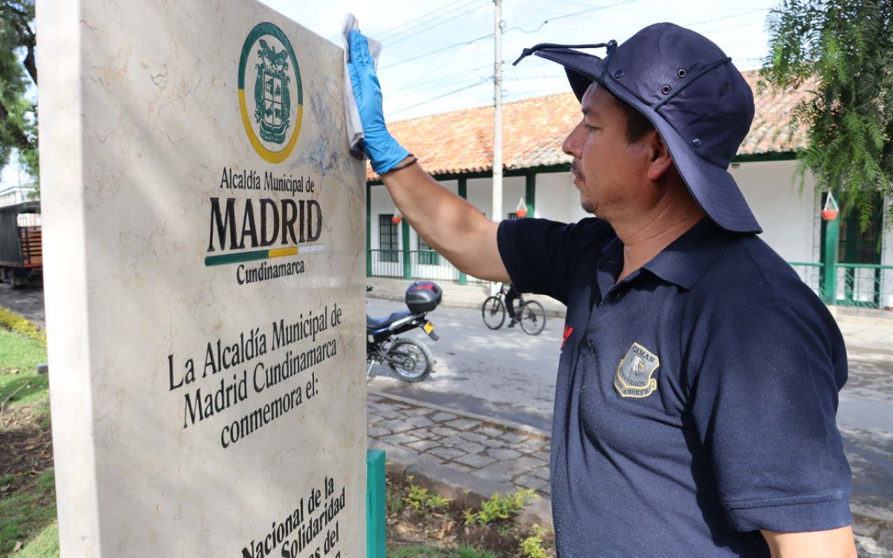 Aportando a un Madrid más verde y limpio su Fuerza Aérea Colombiana “Adopta un Parque”