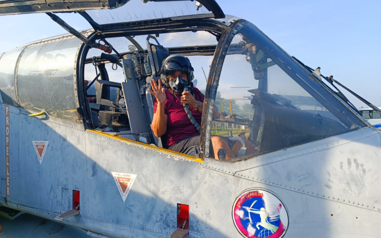 Como pilotos y bomberos aeronáuticos, adultos mayores vivieron experiencia inolvidable