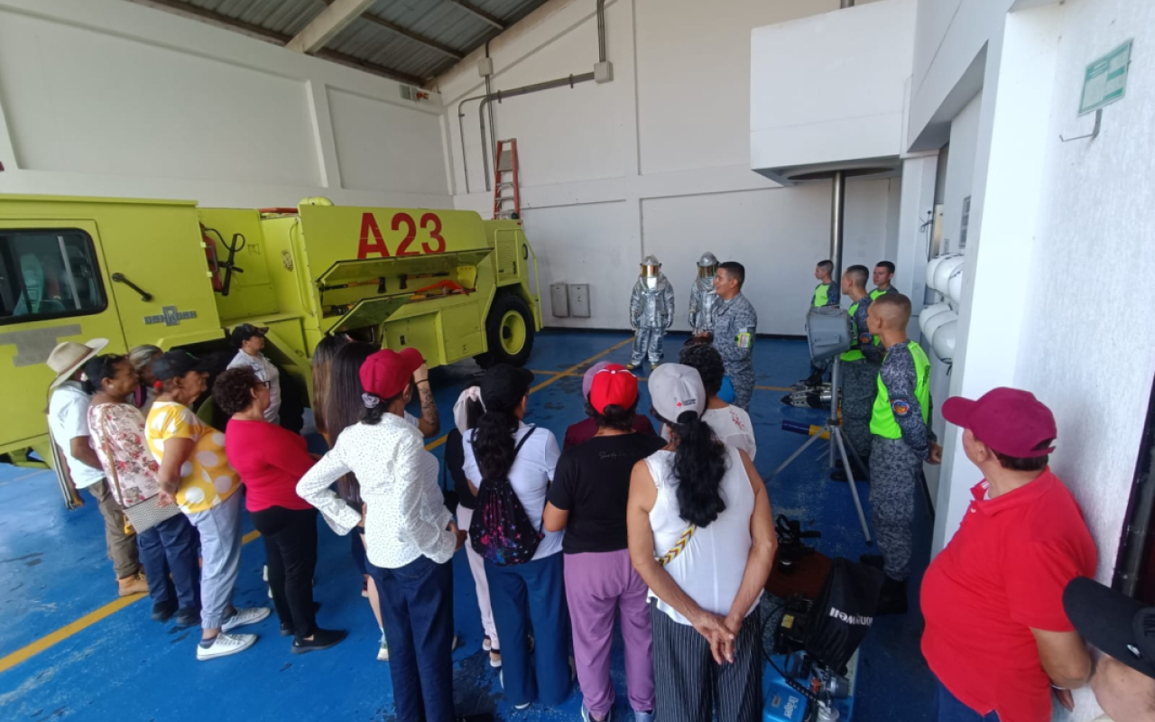 Como pilotos y bomberos aeronáuticos, adultos mayores vivieron experiencia inolvidable