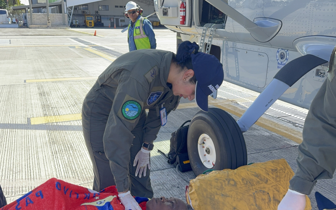 Mujer con complicaciones cardiacas es trasladada en avión medicalizado