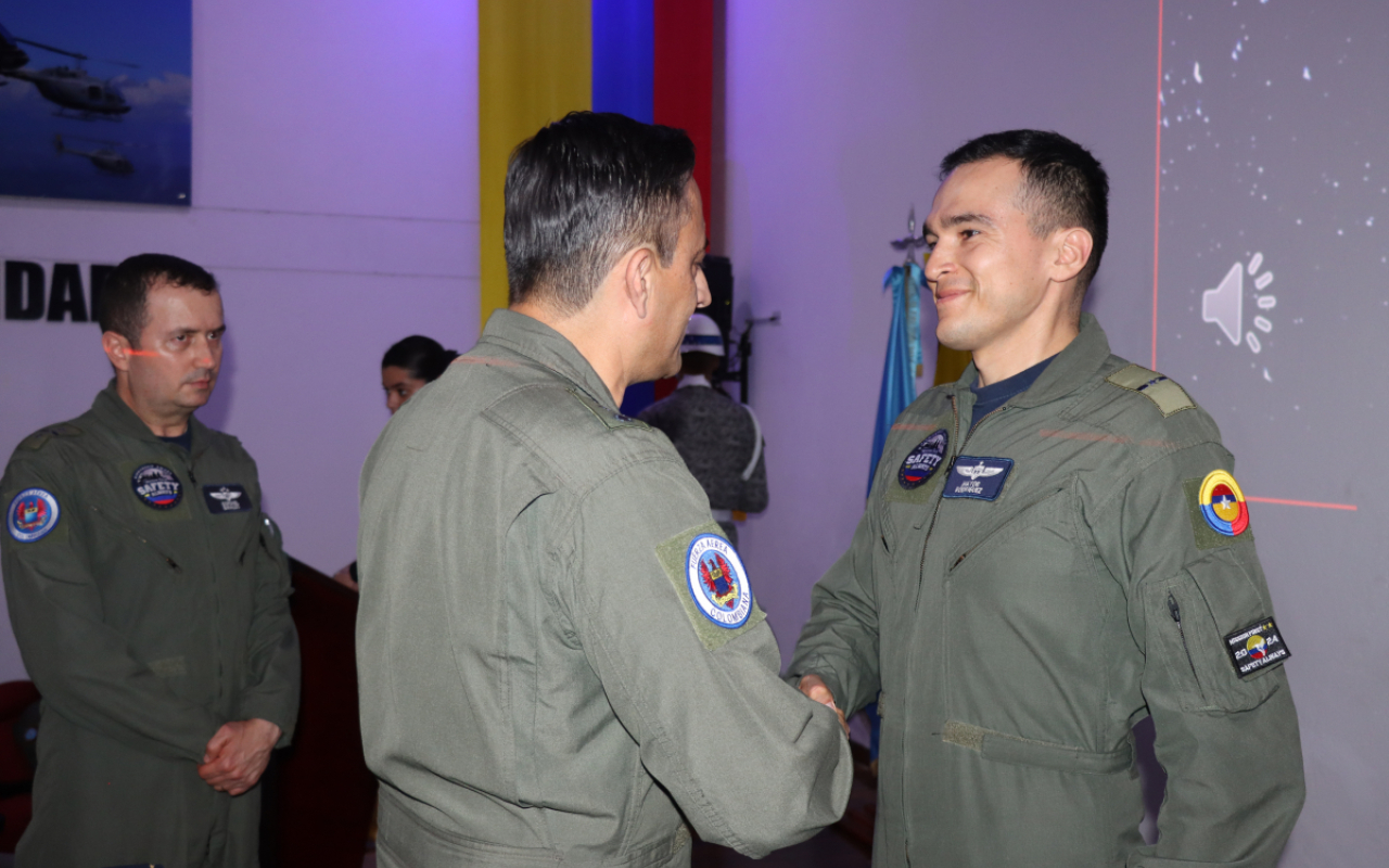 Premio "Airmanship Award" otorgado al Comando Aéreo de Combate No. 4