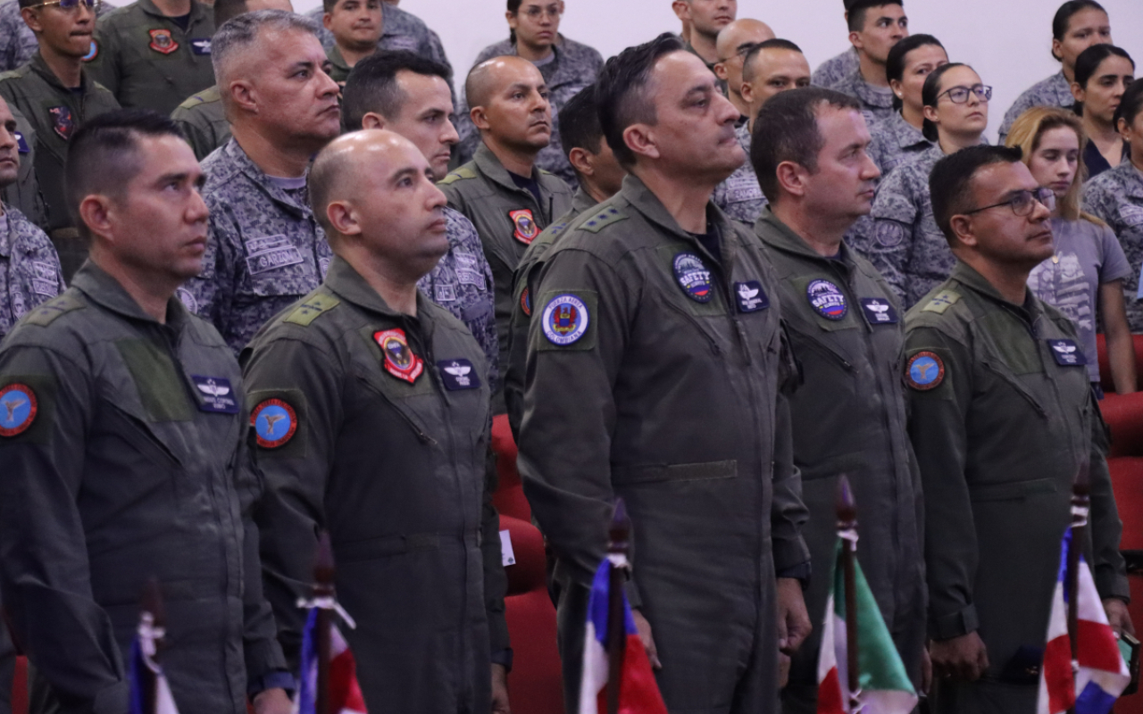 Premio "Airmanship Award" otorgado al Comando Aéreo de Combate No. 4