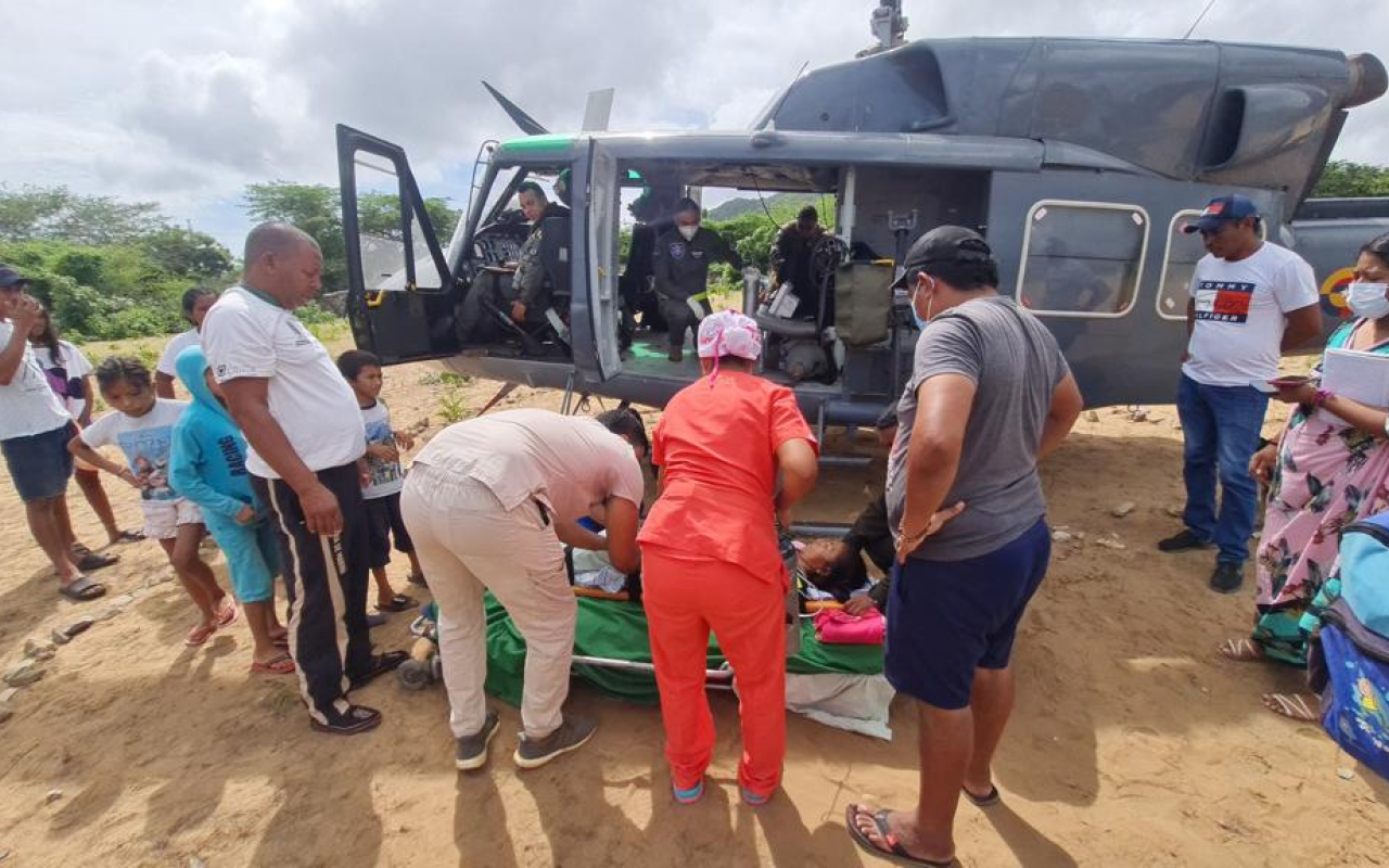 Indígenas Wayuu fueron evacuados por su Fuerza Aeroespacial Colombiana, en La Guajira. 