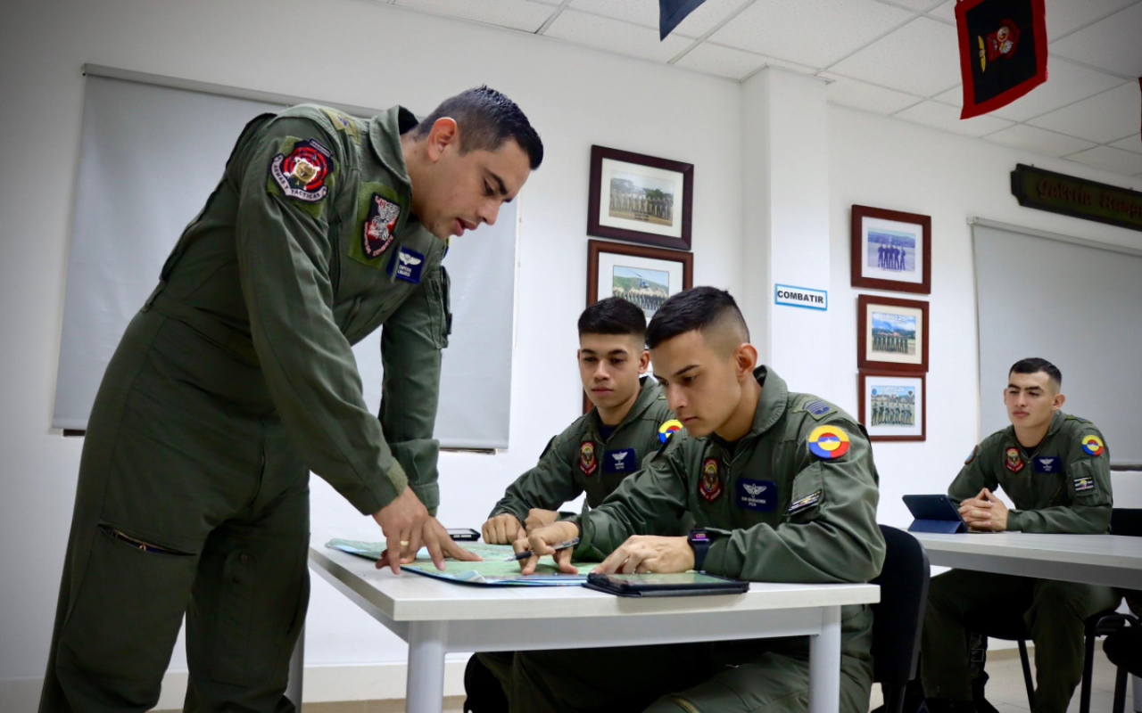 El proceso de formación como piloto de helicóptero: la historia de tres alumnos