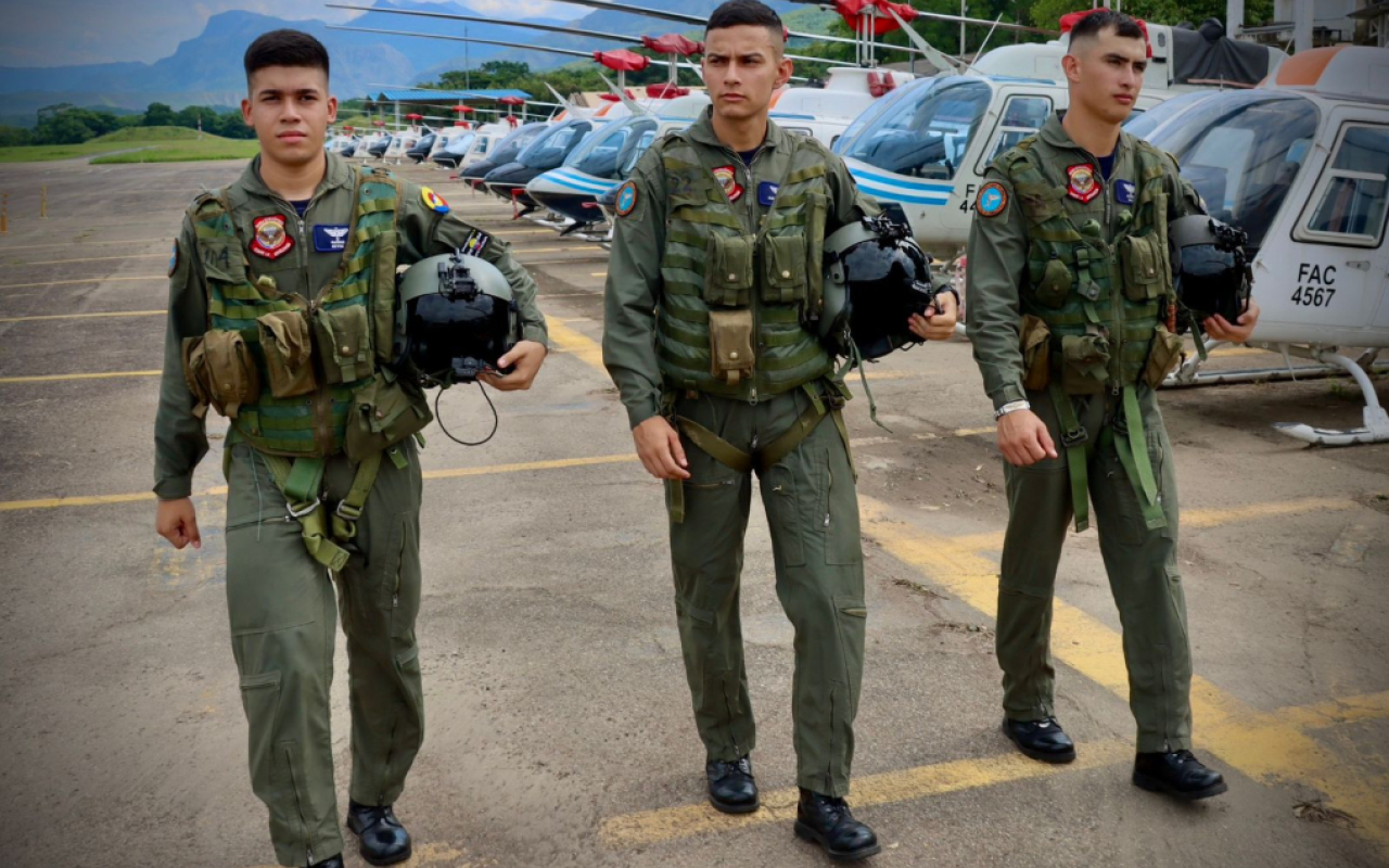 El proceso de formación como piloto de helicóptero: la historia de tres alumnos