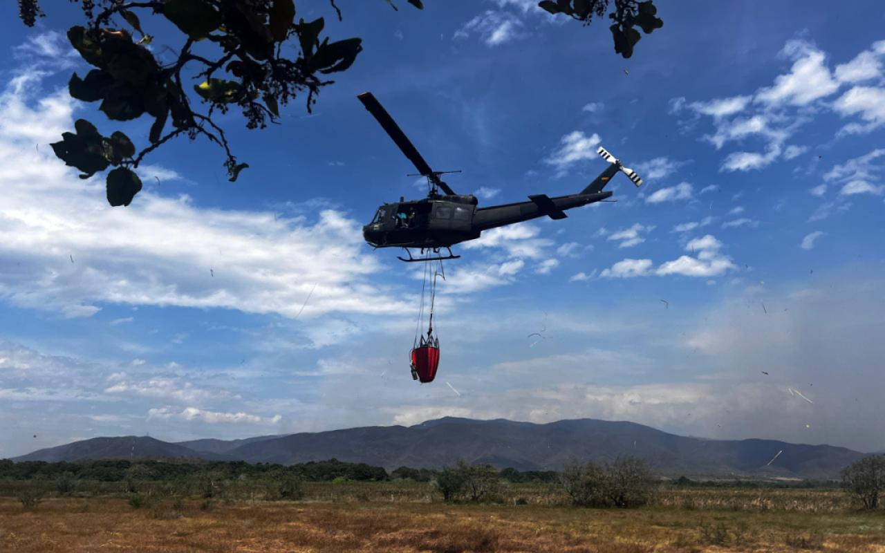 Desde las alturas continúa la lucha contra incendios forestales en Huila