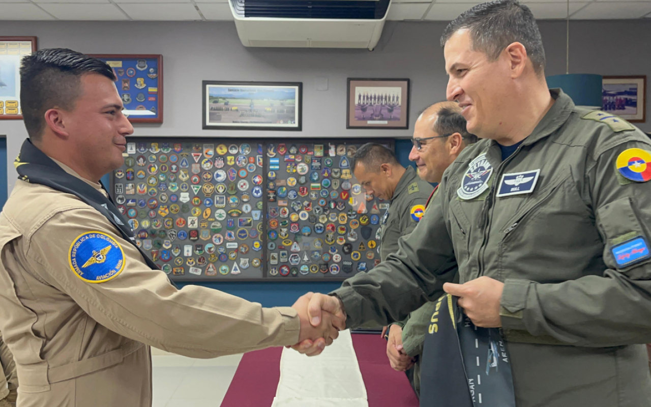 Oficiales de la Armada Nacional inician fase de vuelo en la Escuela Internacional de Ala Fija