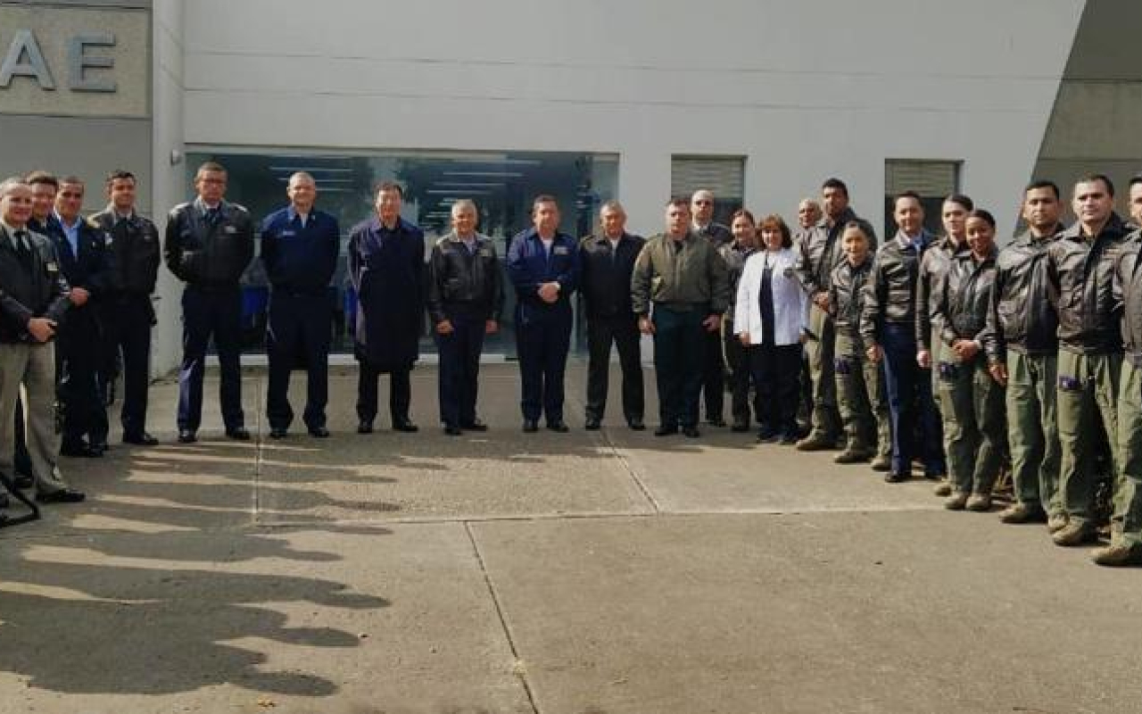 Agregados Aéreos y de Defensa conocen capacidades de su Fuerza Aérea Colombiana