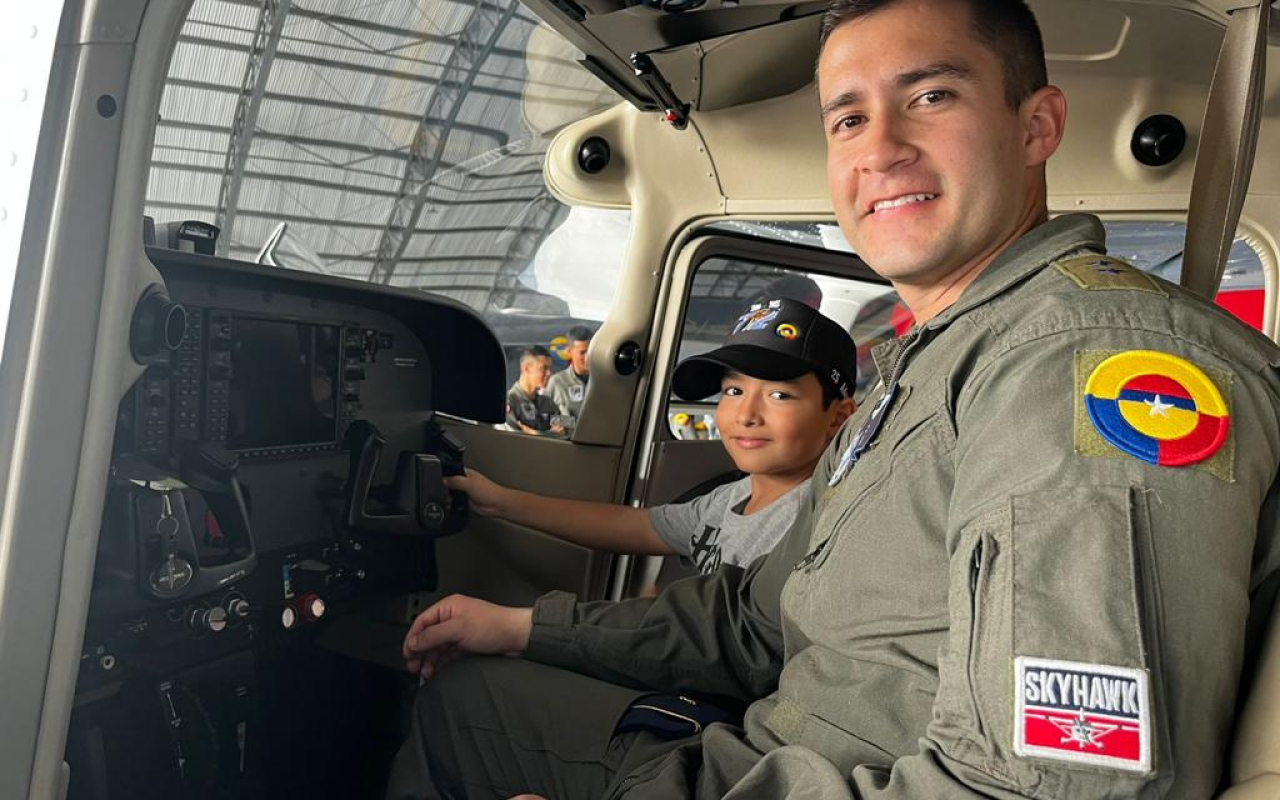 En el corazón de Colombia, jóvenes conocen las capacidades de su Fuerza Aérea Colombiana