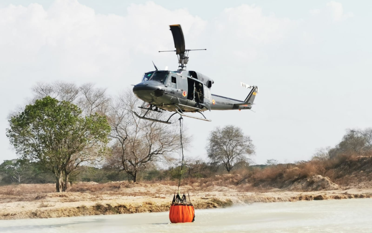 Labores de extinción de incendios en Magdalena son apoyadas con helicóptero Bell-212