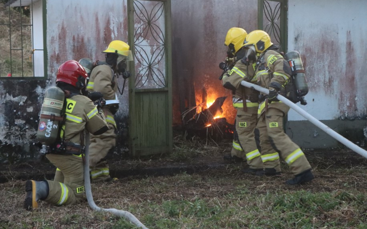 Habilidades de los Bomberos Aeronáuticos de la Fuerza Aérea son fortalecidas por el SENA