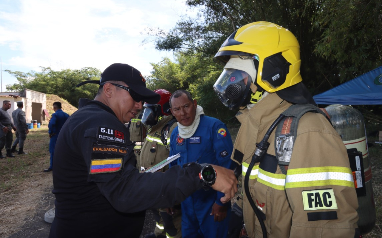 Habilidades de los Bomberos Aeronáuticos de la Fuerza Aérea son fortalecidas por el SENA