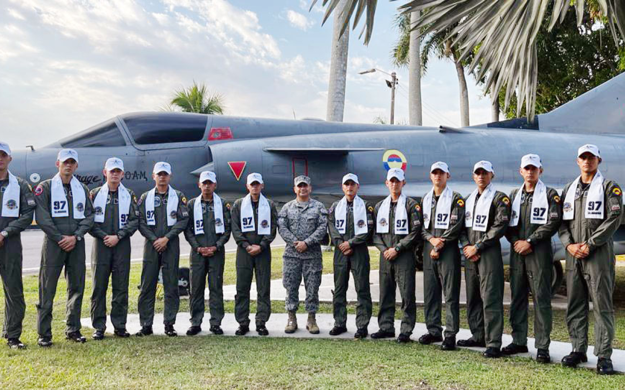 Bendición e imposición de bufandas marca el inicio de la fase de vuelo de cadetes de su Fuerza Aérea Colombiana