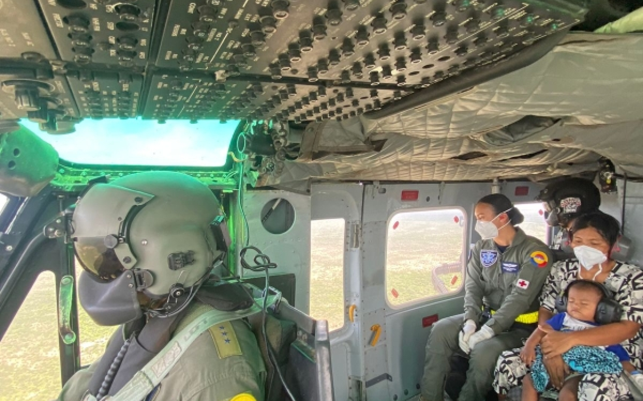 Indígenas Wayuu fueron evacuados por su Fuerza Aeroespacial Colombiana, en La Guajira. Indígenas Wayuu fueron evacuados por su Fuerza Aeroespacial Colombiana, en La Guajira.