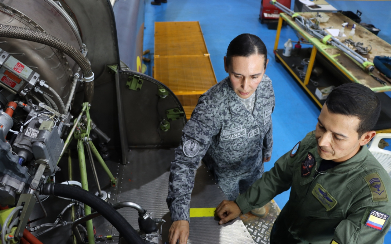 La primera mujer al mando del Grupo Técnico más grande de su Fuerza Aérea Colombiana 