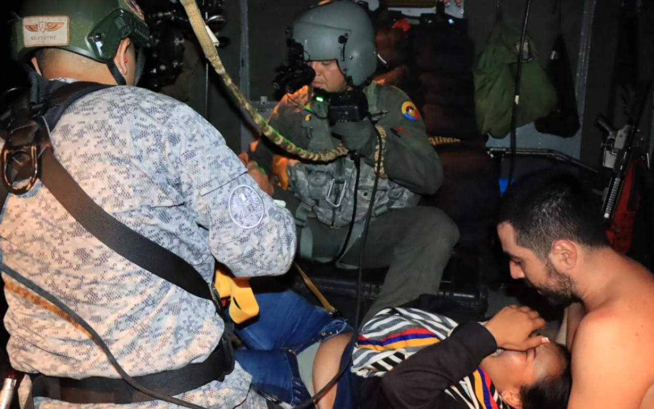 Dos personas víctimas de accidente en avión civil fueron rescatadas por su Fuerza Aérea en la selva del Guainía