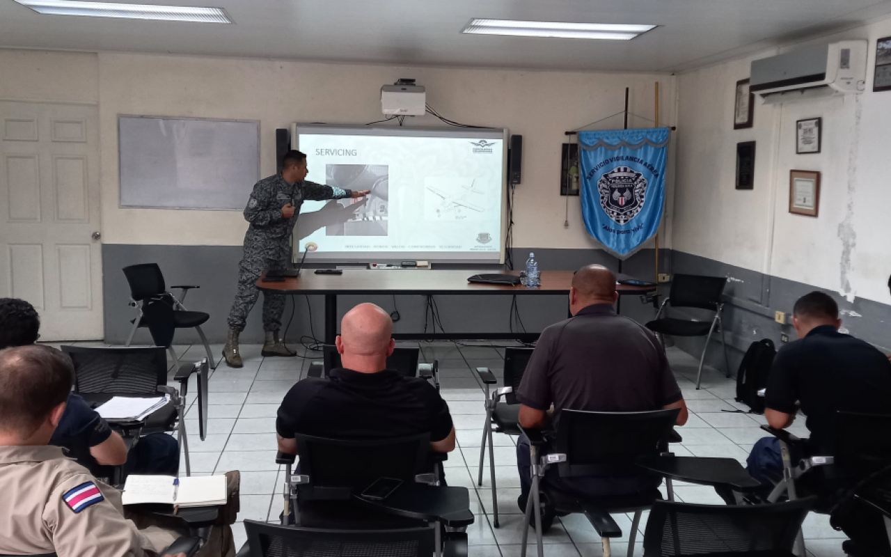 Curso de mantenimiento del C-208 Caravan se realizó en Costa Rica por instructores colombianos