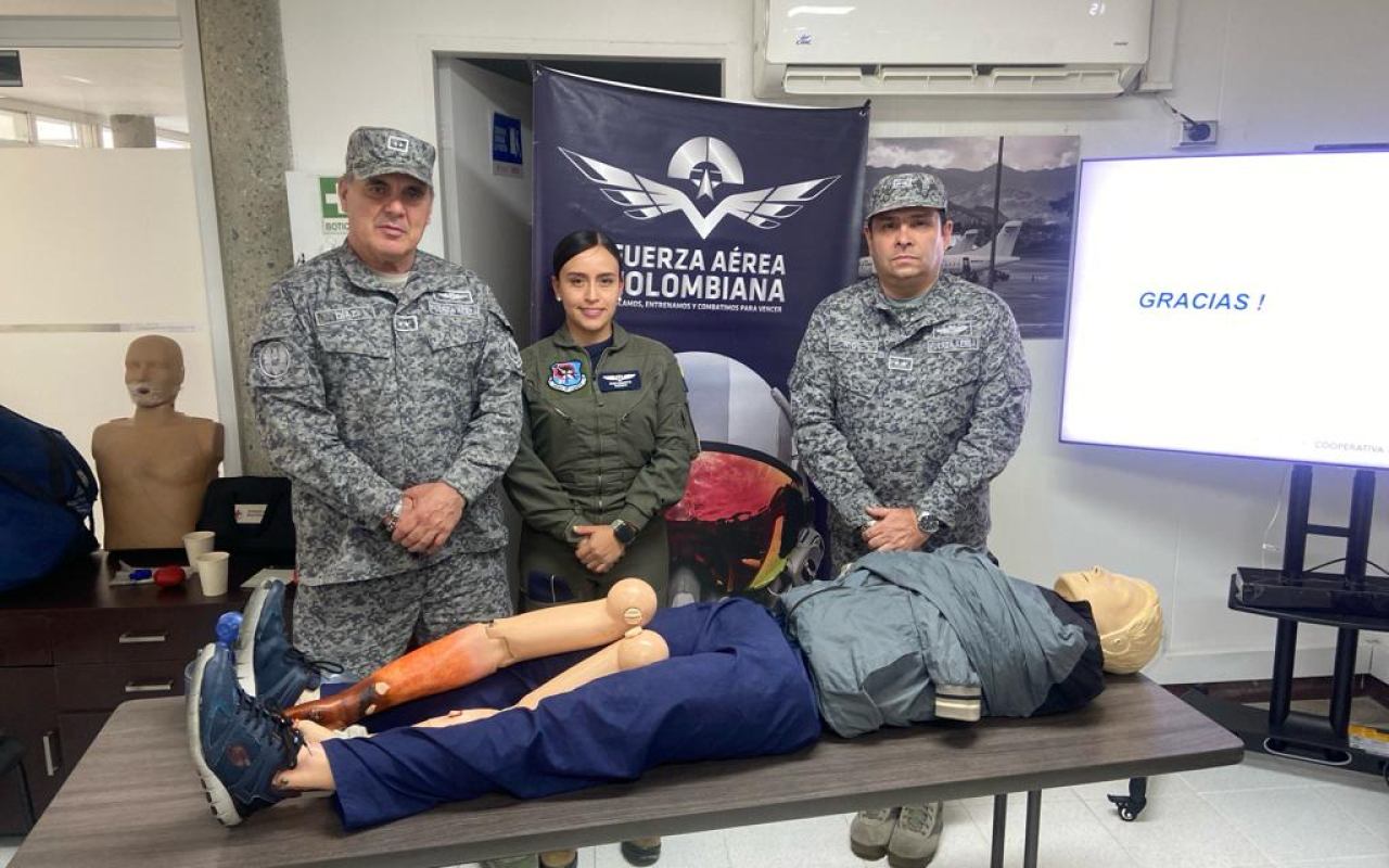 Fuerza Aeroespacial capacita en primeros auxilios a funcionarios del Aeropuerto de Medellín 