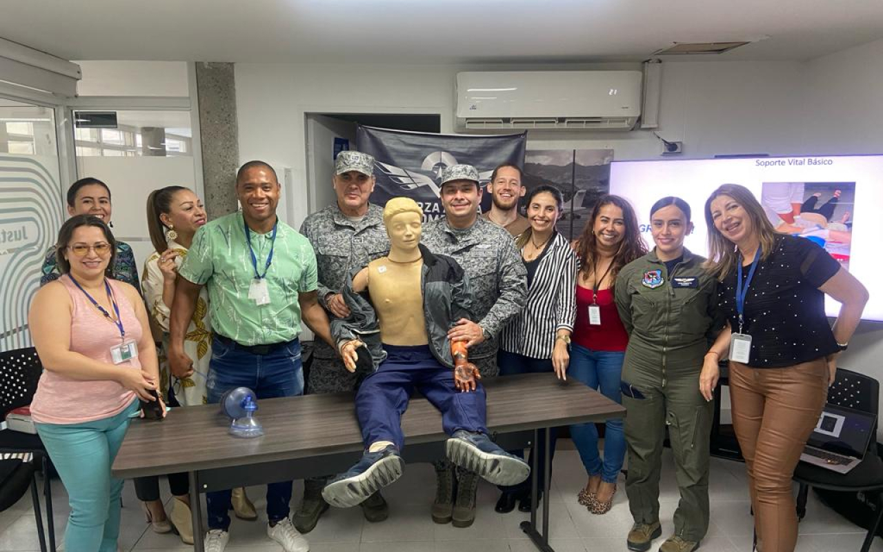 Fuerza Aeroespacial capacita en primeros auxilios a funcionarios del Aeropuerto de Medellín 