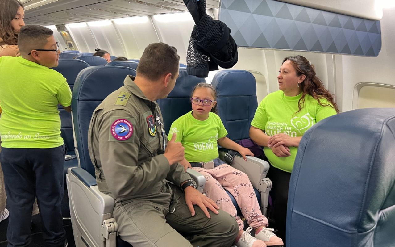 Emotiva sorpresa para niños con cáncer, contó con el apoyo de la Fuerza Aeroespacial Colombiana
