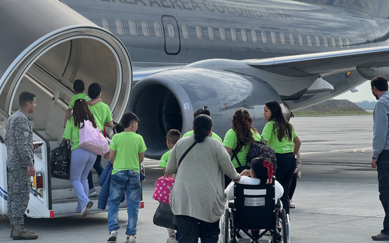 Emotiva sorpresa para niños con cáncer, contó con el apoyo de la Fuerza Aeroespacial Colombiana